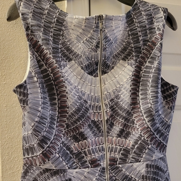 H & M sleeveless peplum top - Picture 2 of 4